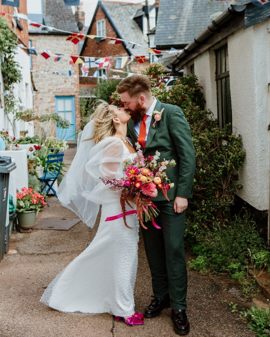 A long over due peek into Georgia &amp; Andy&rsquo;s late summer wedding 🤍 and a little fun fact regarding slide 3... Andy was born in the same car that drove them from the church to the venue 🥹

#devonweddingphotographer #dorsetweddingphotographer