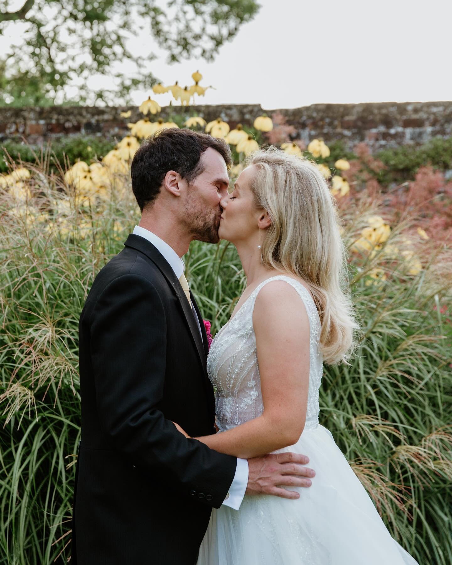 Happy first wedding anniversary to T &amp; F 🤍 I still pinch myself whenever I see these pictures. It was a photographers dream to work with such a warm couple, who happen to be incredibly photogenic and at such a romantic venue. 

#oxfordweddingpho